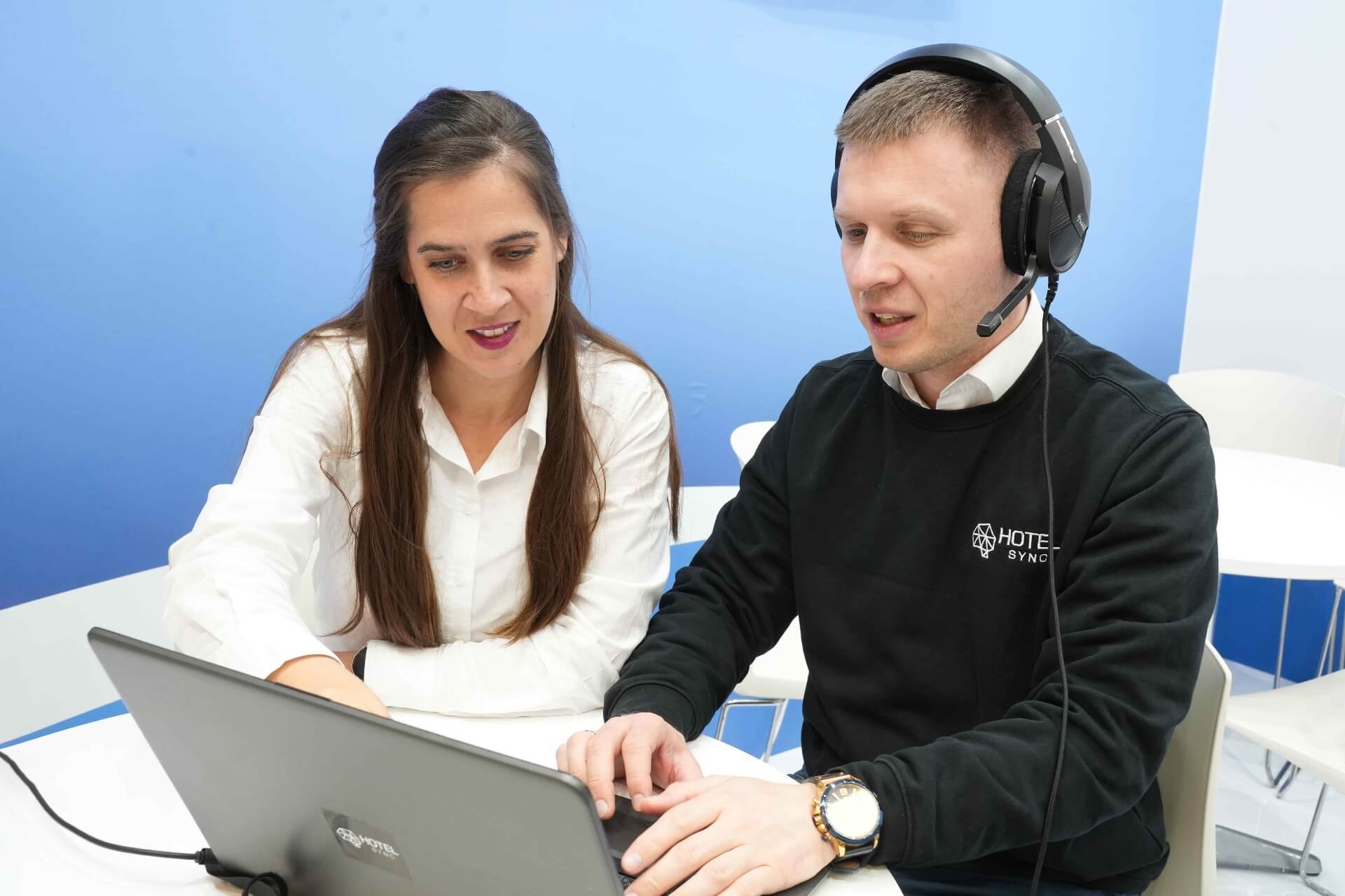 HotelSync tim podrške pomaže korisniku
